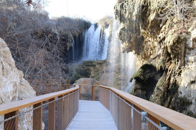 Ziyaretçileri Hayran Bırakan Doğa Hazinesi: "Yerköprü Şelalesi"