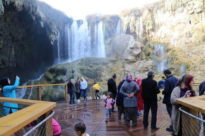 Ziyaretçileri Hayran Bırakan Doğa Hazinesi: "Yerköprü Şelalesi"