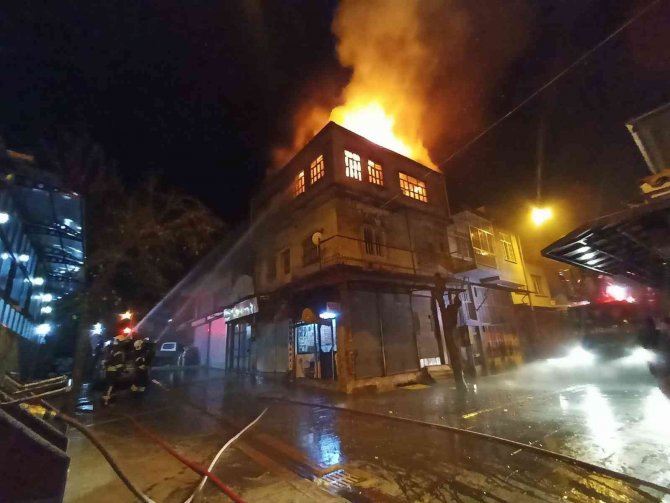 Tarihi Çarşıda Korkutan Yangın