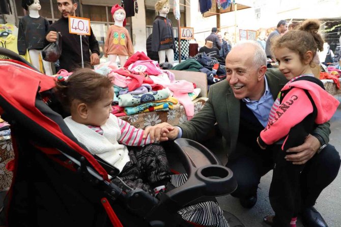 Başkan Gültak Pazarda Muz Satışı Yaptı, Vatandaşla Okey Oynadı