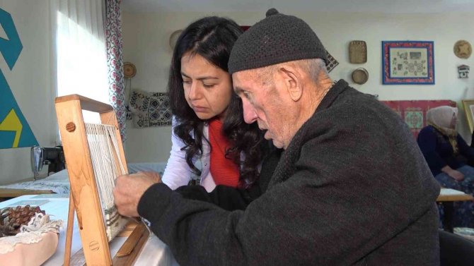 Yaşlı Çiftin Öğrenme Azmi, Görenleri Hayran Bırakıyor
