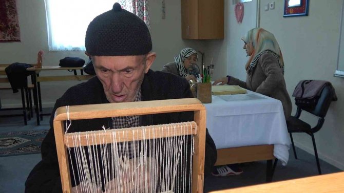 Yaşlı Çiftin Öğrenme Azmi, Görenleri Hayran Bırakıyor