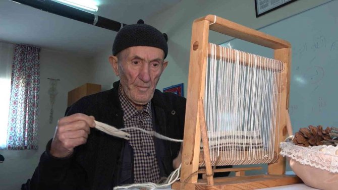 Yaşlı Çiftin Öğrenme Azmi, Görenleri Hayran Bırakıyor