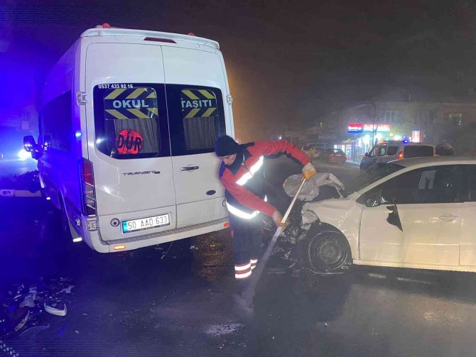 Aşırı Siste İşçi Servisi İle Otomobil Böyle Çarpıştı: 2’si Ağır 10 Yaralı