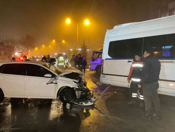 Aşırı Siste İşçi Servisi İle Otomobil Böyle Çarpıştı: 2’si Ağır 10 Yaralı