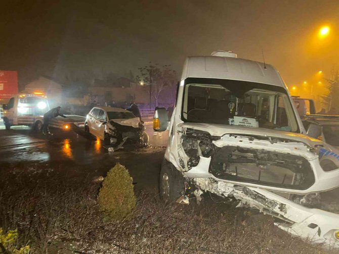 Aşırı Siste İşçi Servisi İle Otomobil Böyle Çarpıştı: 2’si Ağır 10 Yaralı