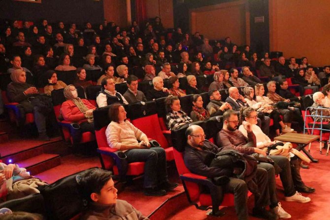 Üç Kafadarlar ‘Hoppala’ İle İzleyicisinin Karşısına Çıktı