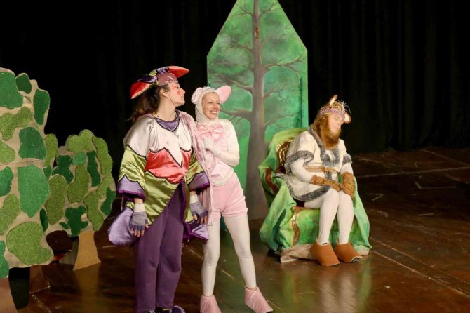 ‘Aslan İle Fare’ Oyunu Minikler Tarafından İlgiyle İzlendi