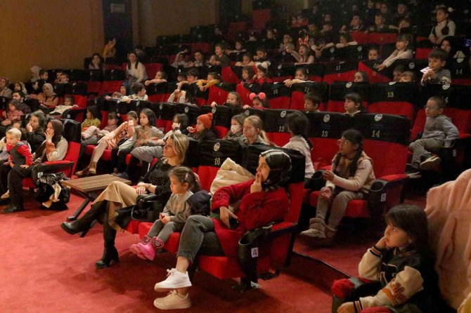 ‘Aslan İle Fare’ Oyunu Minikler Tarafından İlgiyle İzlendi