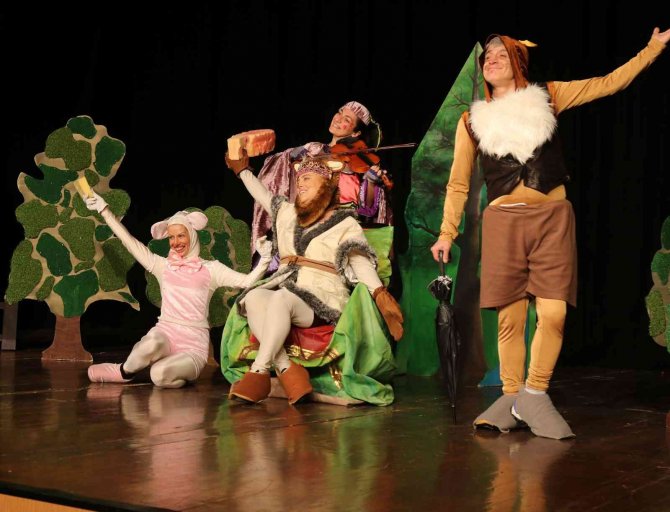 ‘Aslan İle Fare’ Oyunu Minikler Tarafından İlgiyle İzlendi