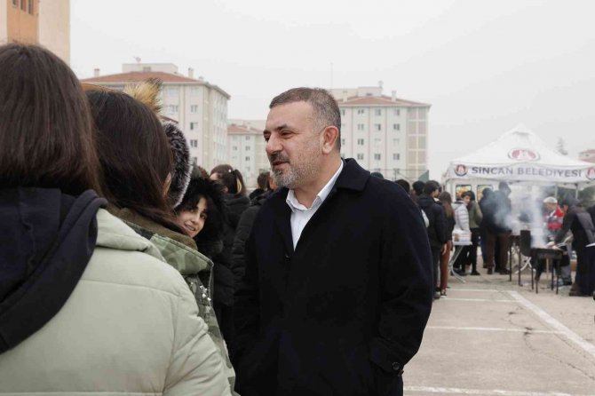 Sincan Belediyesinden Öğrencilere Sucuk Ekmek İkramı