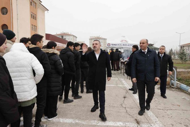 Sincan Belediyesinden Öğrencilere Sucuk Ekmek İkramı