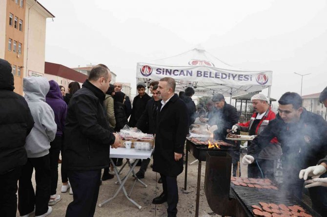 Sincan Belediyesinden Öğrencilere Sucuk Ekmek İkramı
