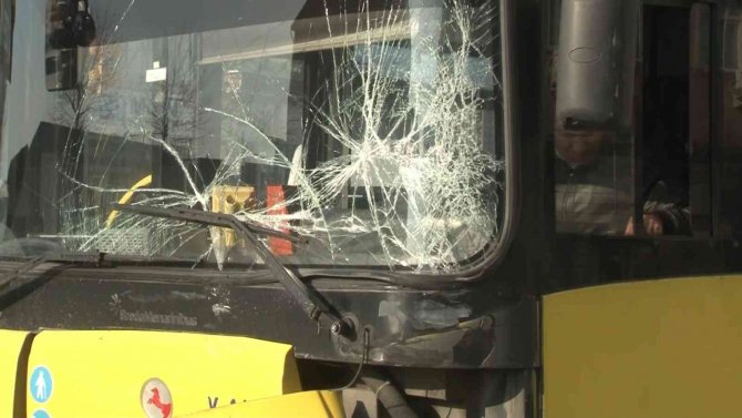 İ̇ett Otobüsü İle Hafif Ticari Araç Kazasında 1 Kişi Araç İçerisinde Sıkışarak Yaralandı