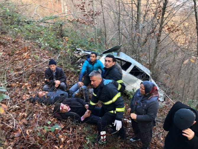 Tokat’ta Otomobil Uçuruma Devrildi, Yaralılar Güçlükle Kurtarıldı