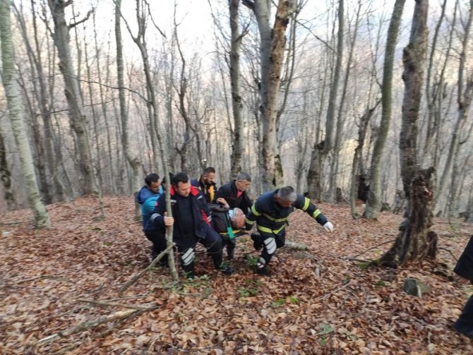 Tokat’ta Otomobil Uçuruma Devrildi, Yaralılar Güçlükle Kurtarıldı