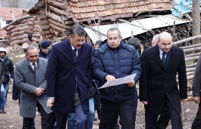 Vali Çelik, Heyelan Meydana Gelen Köyde İncelemelerde Bulundu