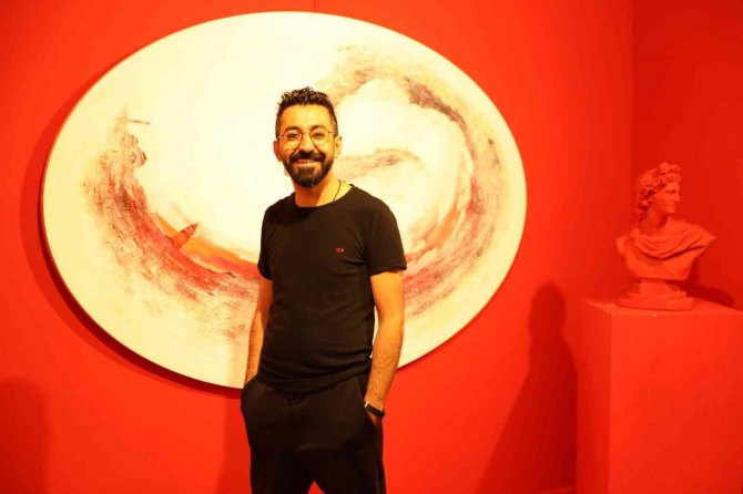 Ünlü Ressam Işık, ’Bir Dem İ̇stanbul’ Sergisiyle Göz Kamaştırdı