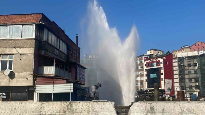 Sondaj Sırasında Boru Patladı, Yollar Trafiğe Kapatıldı
