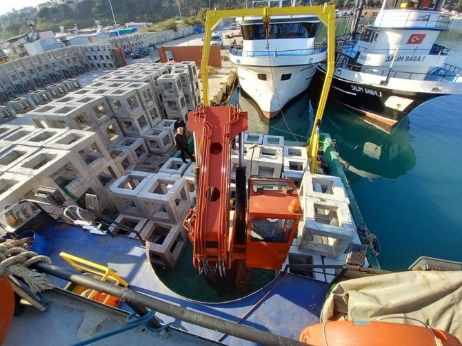 Karataş’ta Denize Yapay Resif Bırakıldı