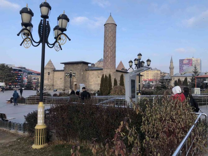 Erzurum’da Şadırvanlar Buz Tuttu