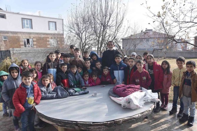 İ̇yilik Ailesi, Ahlatlı Çocukların Gönüllerini Isıttı