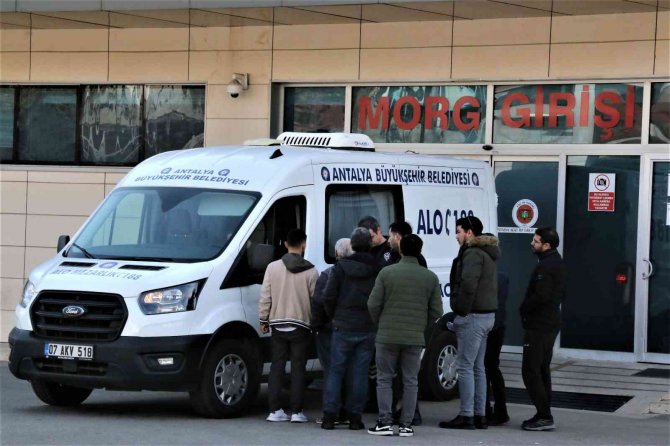 Üniversite Mezunu 23 Yaşındaki Emine Kalp Krizine Yenik Düştü