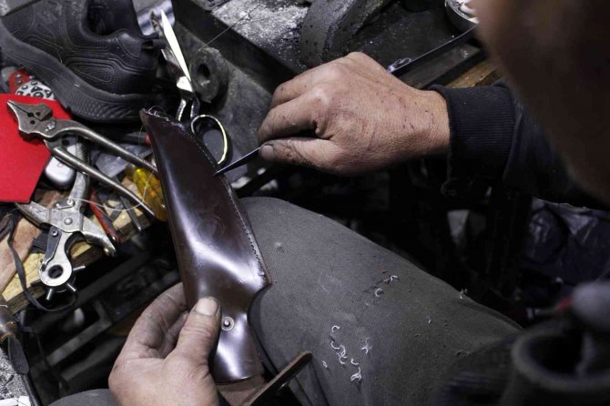 Antalyalı Usta Yıllardır Eskişehir’de Ürettiği Bıçak Kılıflarıyla Dikkat Çekiyor