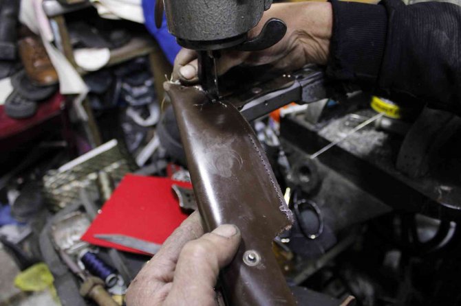 Antalyalı Usta Yıllardır Eskişehir’de Ürettiği Bıçak Kılıflarıyla Dikkat Çekiyor