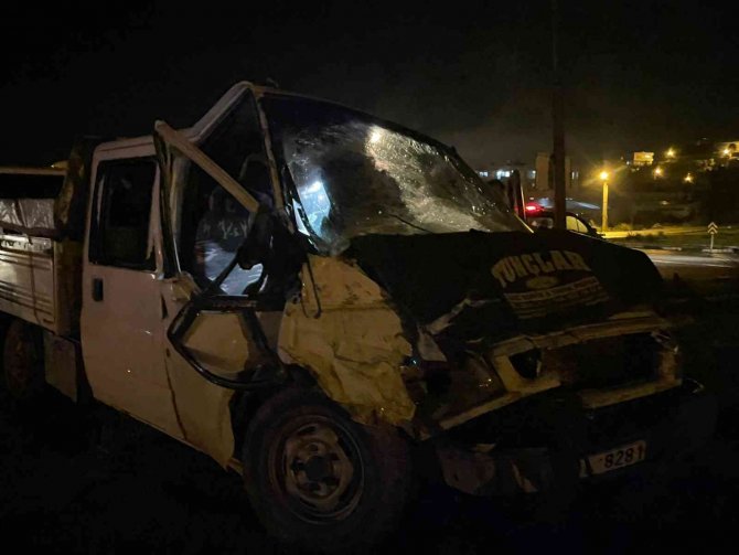 Kamyonetle Halk Otobüsü Çarpıştı: 4 Yaralı