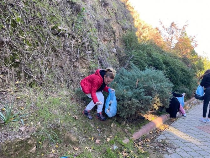 Adü’lü Öğrenciler Çevre Temizliğine Dikkat Çekti