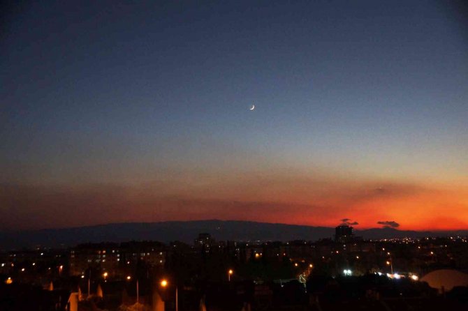 Ay’ın Hilal Hali İle Akşamın Kızıl Manzarası Mest Etti
