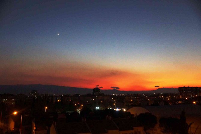 Ay’ın Hilal Hali İle Akşamın Kızıl Manzarası Mest Etti