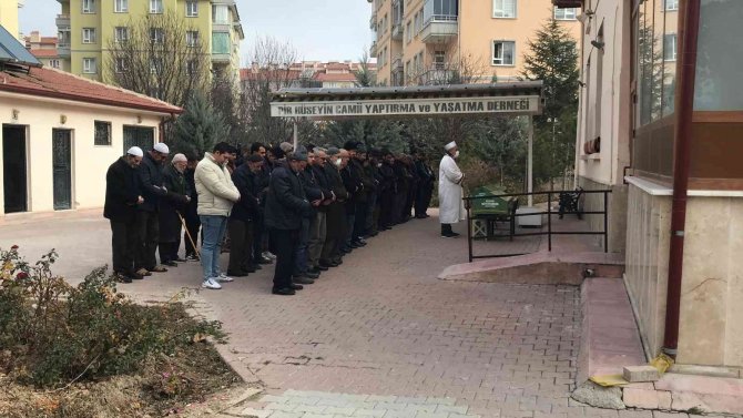 Cinnet Getiren Babaları Tarafından Öldüren Kız Kardeşler Toprağa Verildi