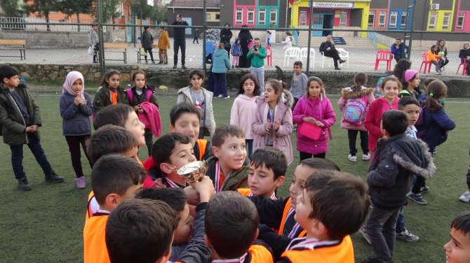 Gercüş’te İlkokul Öğrencileri Futbol Turnuvası Düzenledi