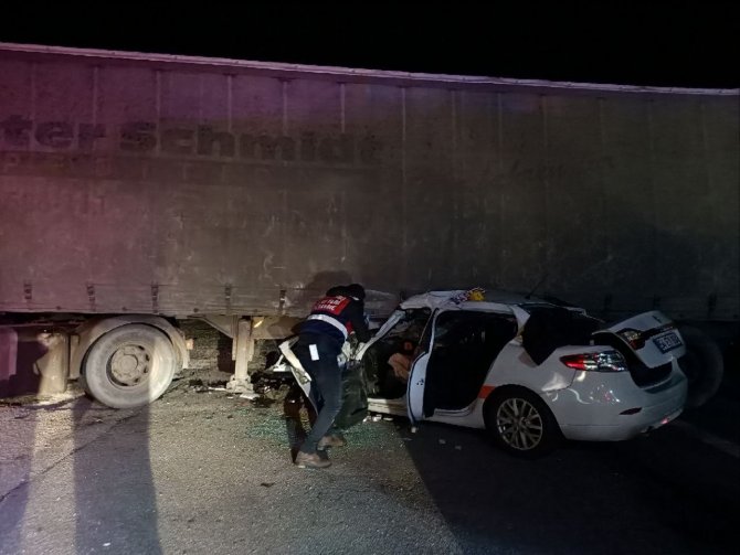 Otomobil Acil Çıkıştan Dönmek İsteyen Tıra Ok Gibi Saplandı: 1 Ölü