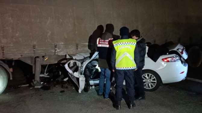 Otomobil Acil Çıkıştan Dönmek İsteyen Tıra Ok Gibi Saplandı: 1 Ölü