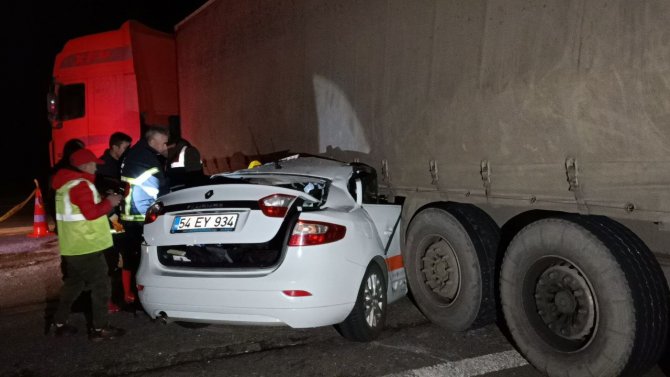 Otomobil Acil Çıkıştan Dönmek İsteyen Tıra Ok Gibi Saplandı: 1 Ölü
