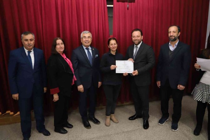 Bursa’da Aile Okulu’na Katılan Veliler Sertifikalarını Aldı