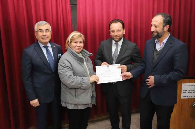 Bursa’da Aile Okulu’na Katılan Veliler Sertifikalarını Aldı