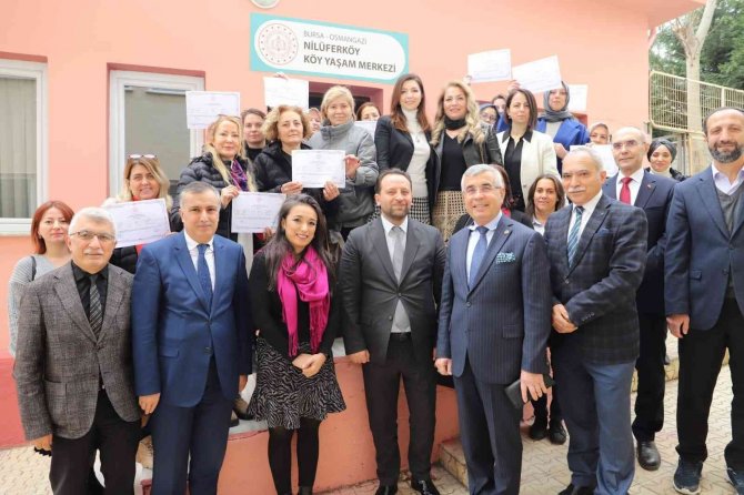 Bursa’da Aile Okulu’na Katılan Veliler Sertifikalarını Aldı