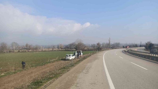 Bursa’da Kontrolden Çıkan Otomobil Tarlaya Uçtu: 3 Yaralı