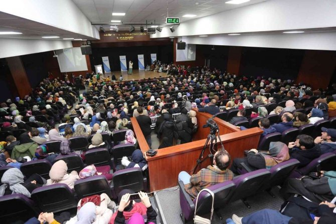 Yazar Merve Gülcemal Caniklilerle Konferansta Buluştu