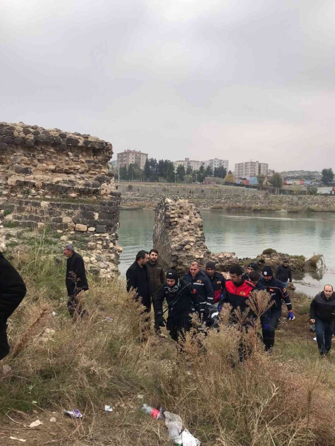 Dicle Nehri’ne Atlayan Gencin Cansız Bedenine Ulaşıldı