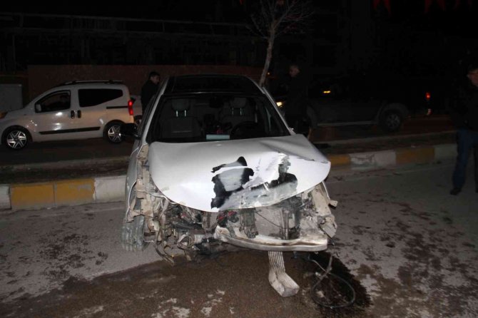 Makas Atan Sürücü Polis Aracına Çarptı: 2 Yaralı