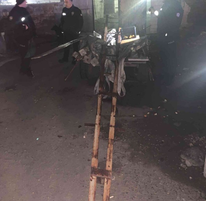 Elektrik Direğini Çaldılar, Polise Yakalanacaklarını Anlayınca Atla Kaçtılar
