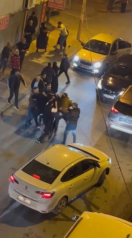“Yakın Mesafeye Gitmem” Deyince Çıldırdı, Taksinin Camlarını Paramparça Etti