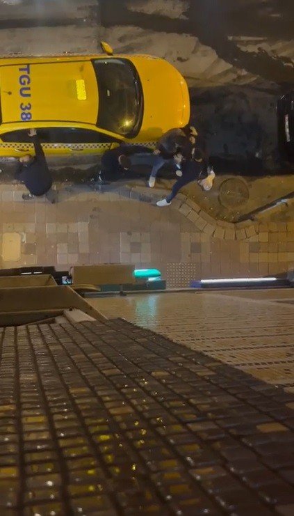 “Yakın Mesafeye Gitmem” Deyince Çıldırdı, Taksinin Camlarını Paramparça Etti