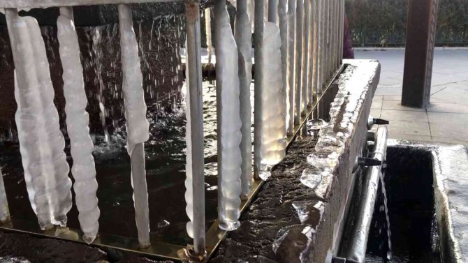 Erzurum’da Şadırvanlar Buz Tuttu