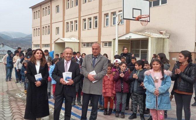 Eşekle Anadolu’yu Gezip Kitap Dağıtıyor